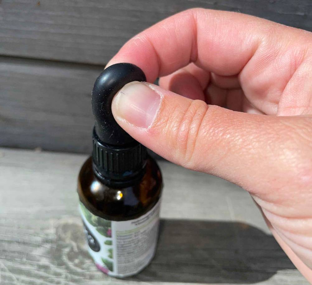 Vitamin-d3-k2 getestet: die Pipette von Vitamin-d3-k2-Tropfen wird zusammengedrückt gedrückt.