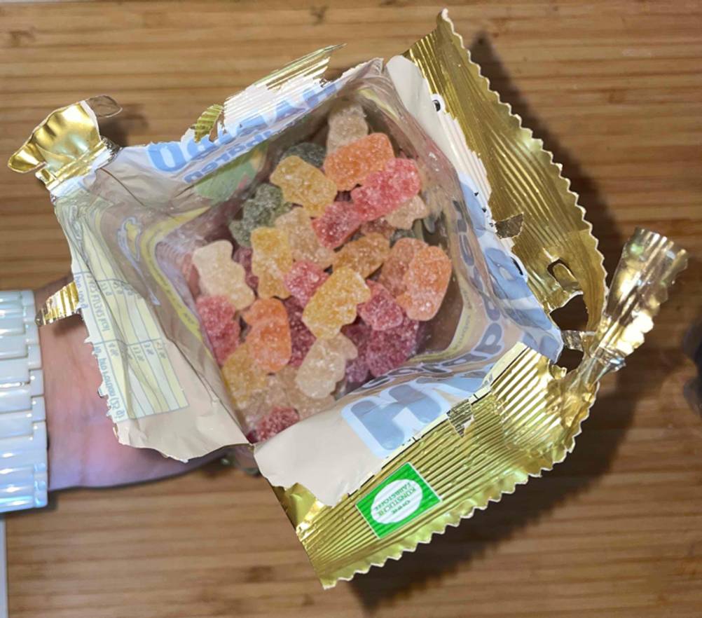 Gummibärchen geöffnete Verpackung von oben.