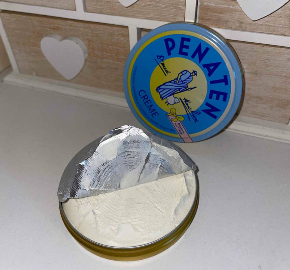 Wundschutzcreme getestet: eine geöffnete Dose Wundschutzcreme der Marke Penaten.