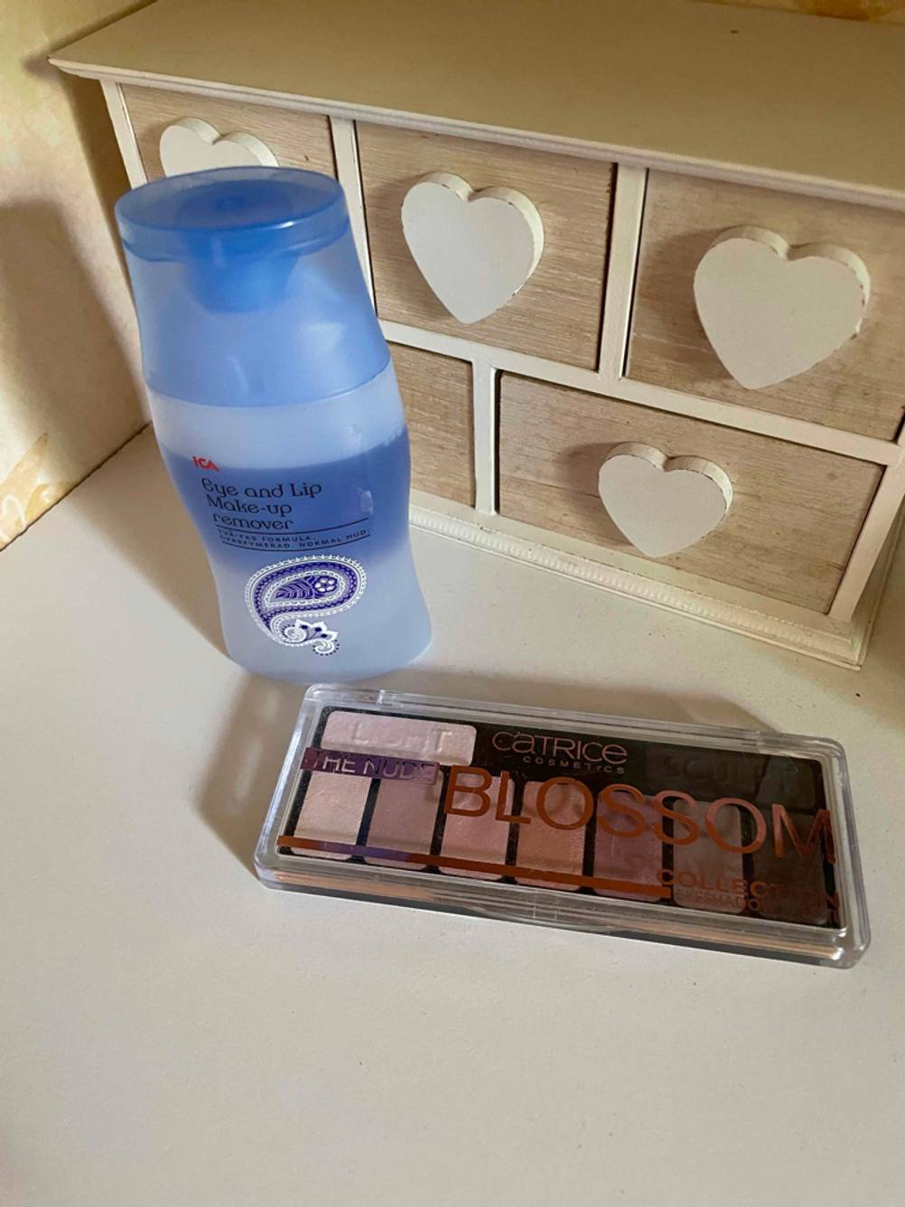 Augen-Make-up-Entferner mit Lidschattenpalette.