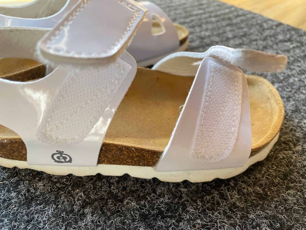 Kindersandalen getestet: Klettverschluss von weißer Kindersandale in Nahaufnahme.
