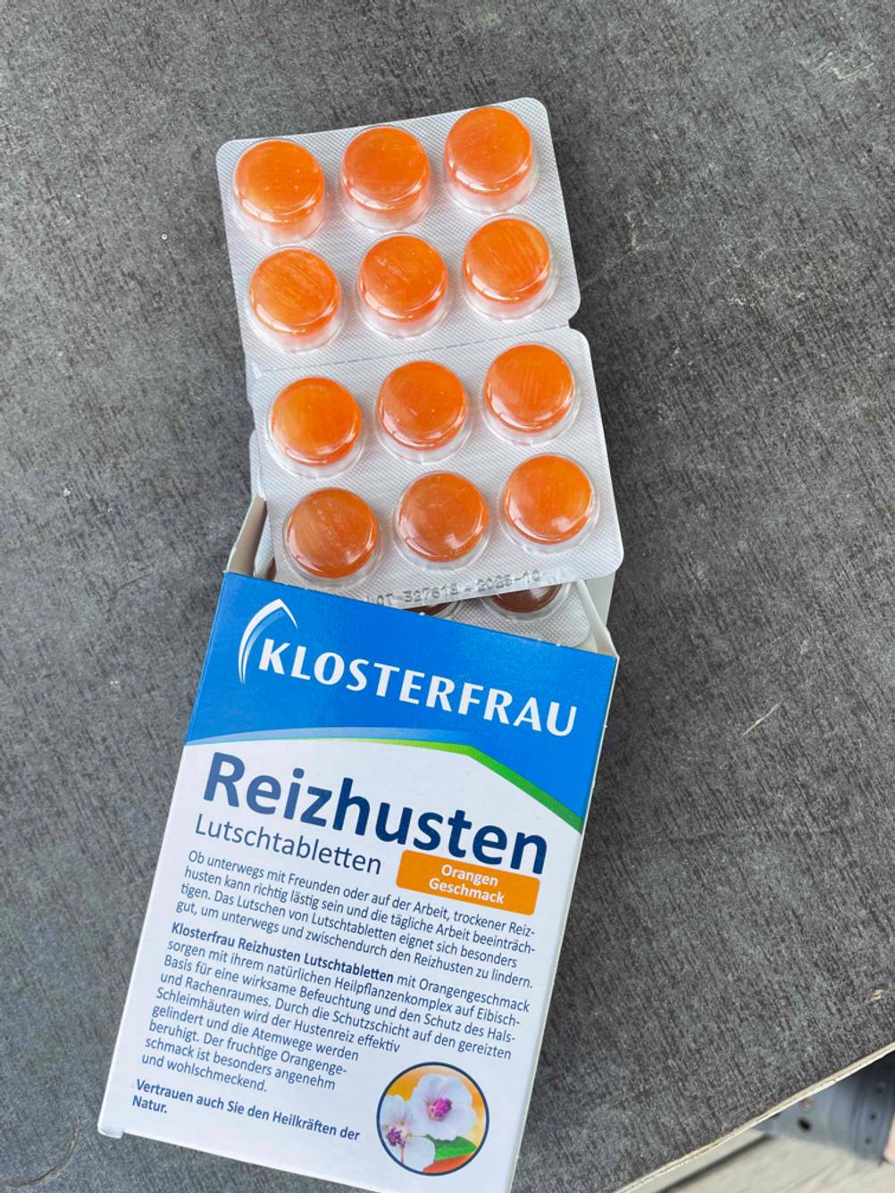Hustenbonbons aus Schachtel herausragend.