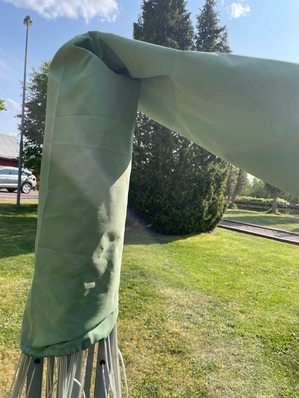 Wäschespinne getestet: eine Wäschespinne ist am oberen Teil mit einer Plane abgedeckt.