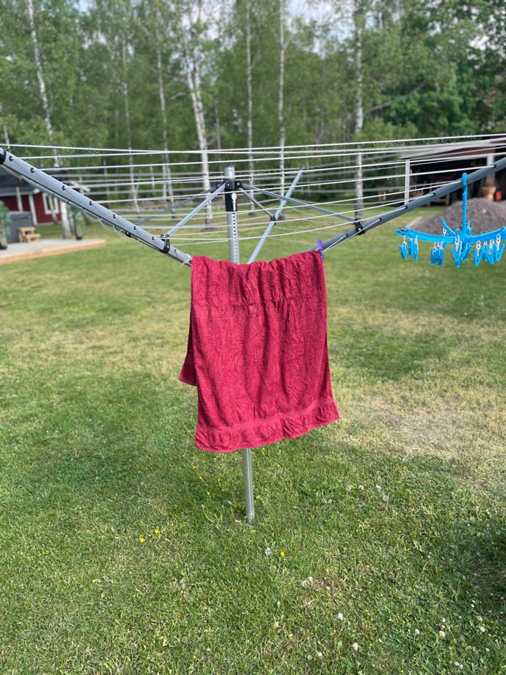 Getestete Wäschespinne mit Handtuch im Garten.