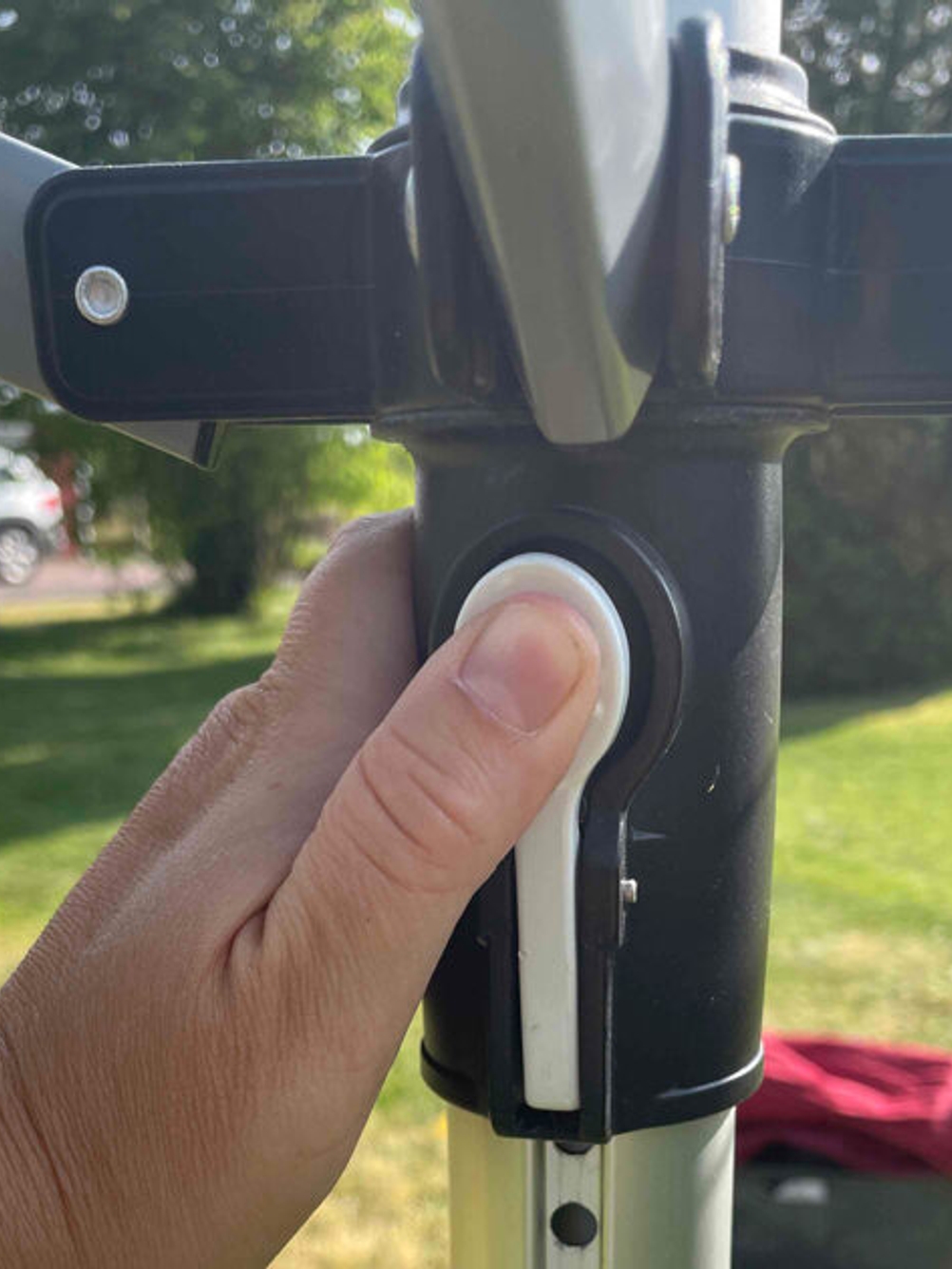 Close-Up auf den Schließmechanismus einer Wäschespinne im Test.