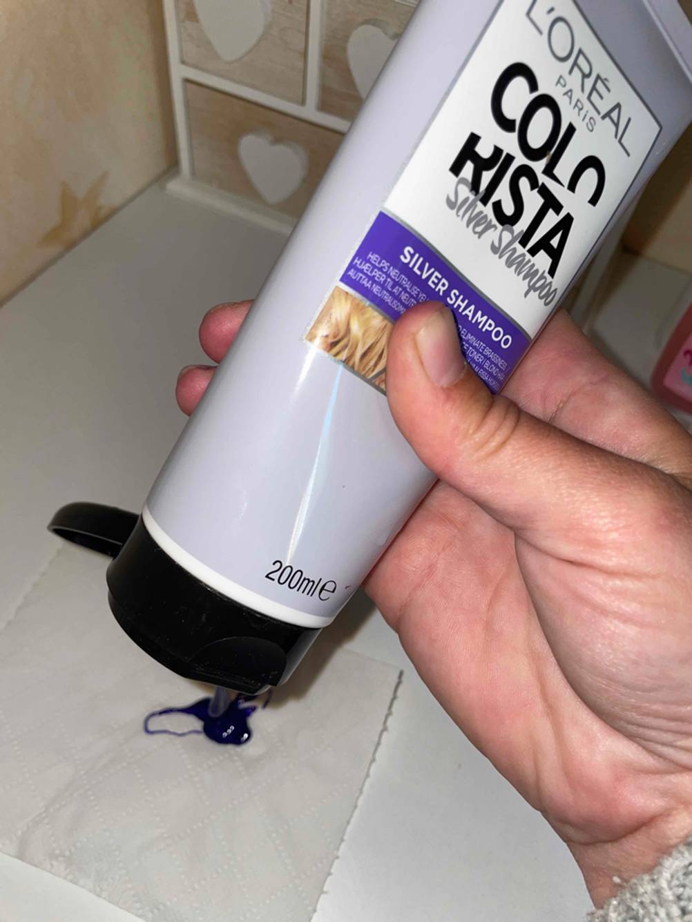 Silbershampoo wird auf Küchentuch aufgetragen.
