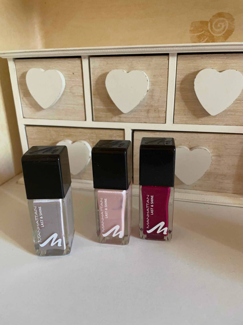 drei Nagellacke in verschiedenen Farben - stehend.
