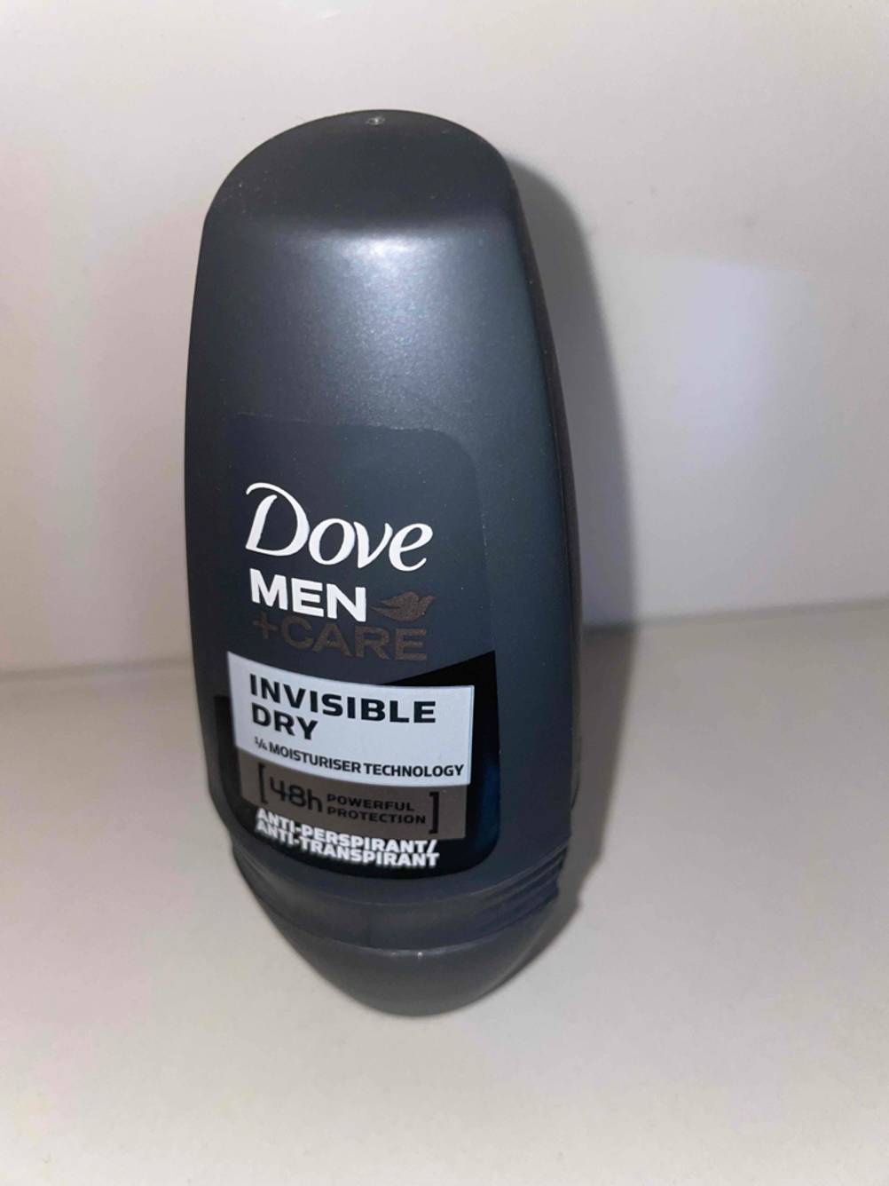 Deo-Roller von Dove aufrecht hingestellt.