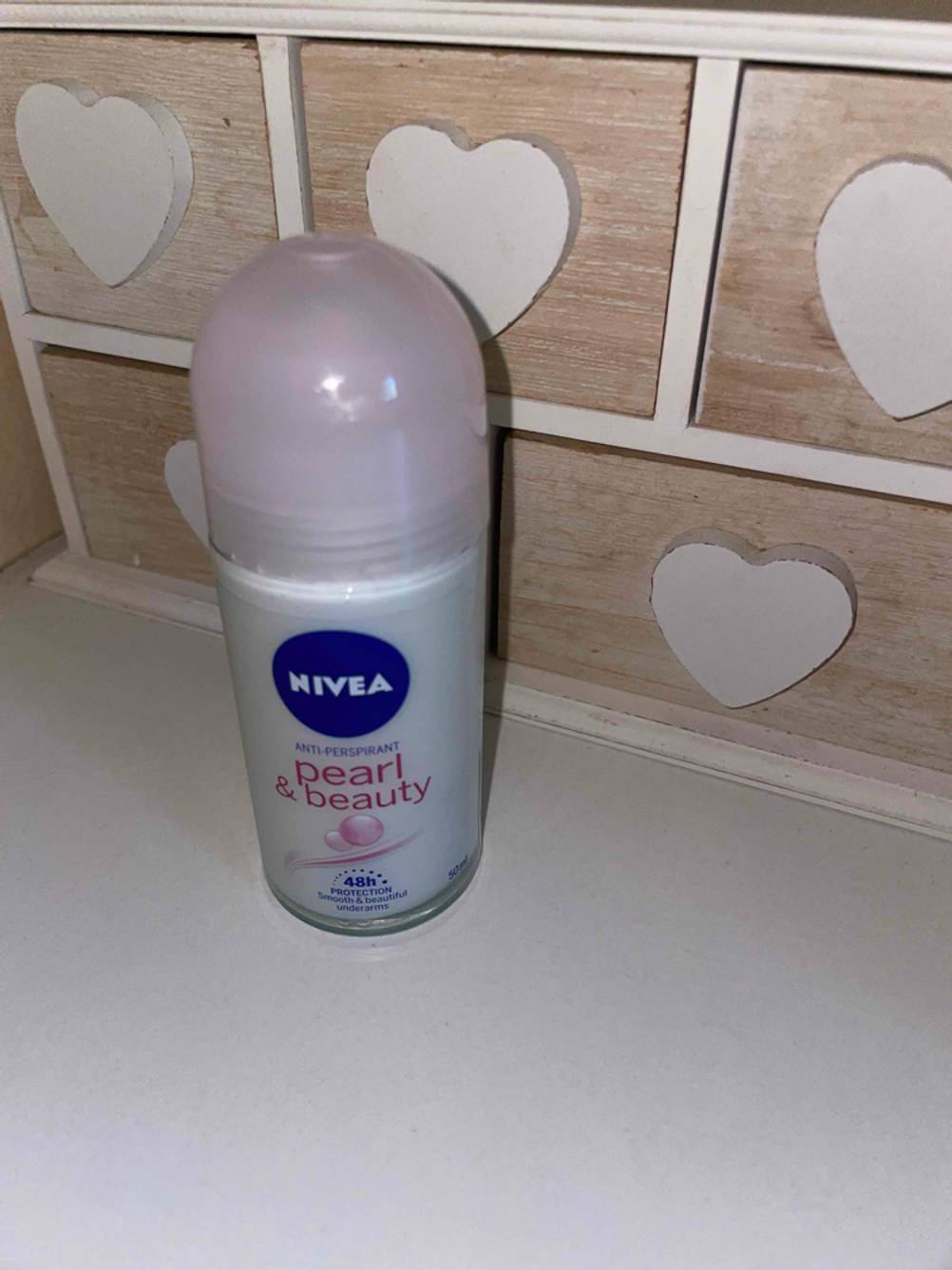 Deo-Roller von Nivea auf einem Tisch.