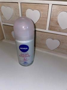 Deo-Roller von Nivea auf einem Tisch.
