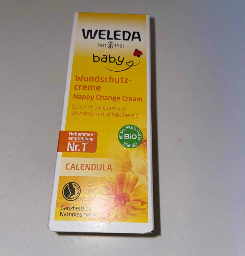 Wundschutzcreme-Test: eine Wundschutzcreme der Marke Weleda liegehnd auf einer weißen Fläche.