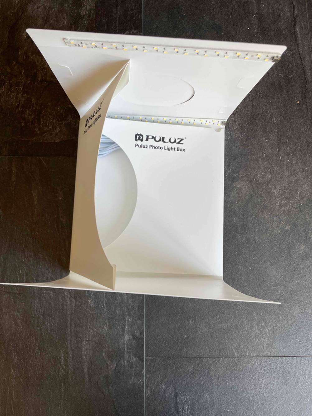 Fotobox auf schwarzem Hintergrund