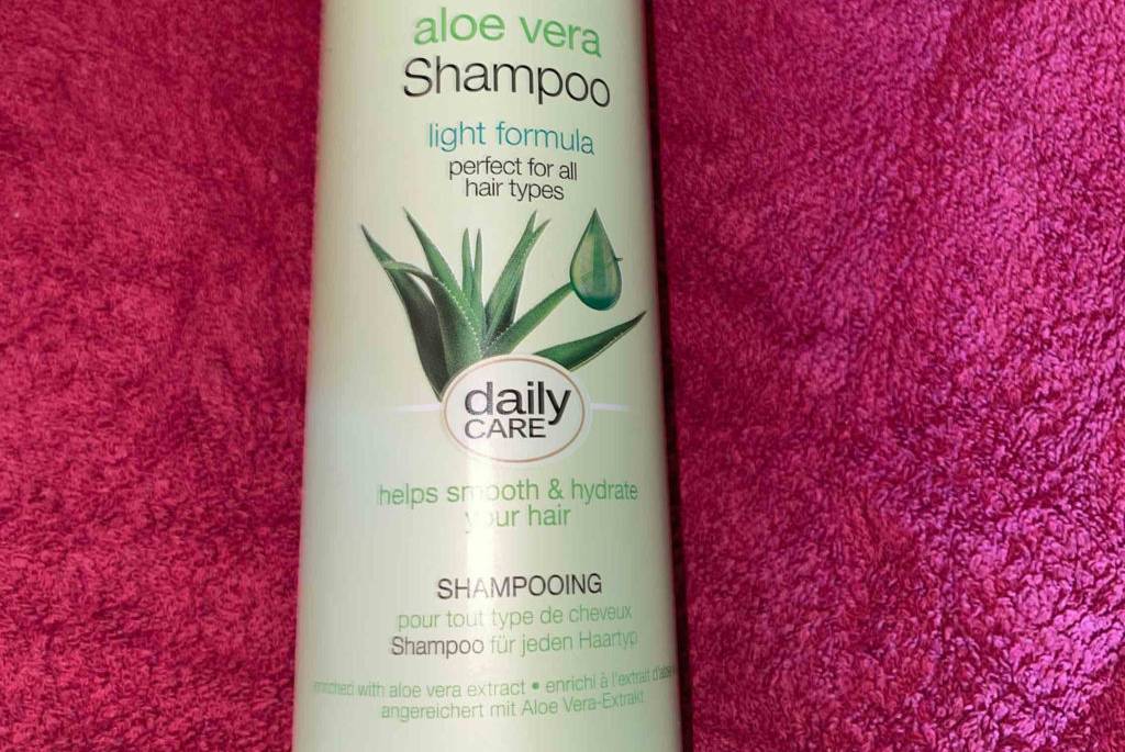 Aloe-Vera Shampoo auf einem Handtuch.