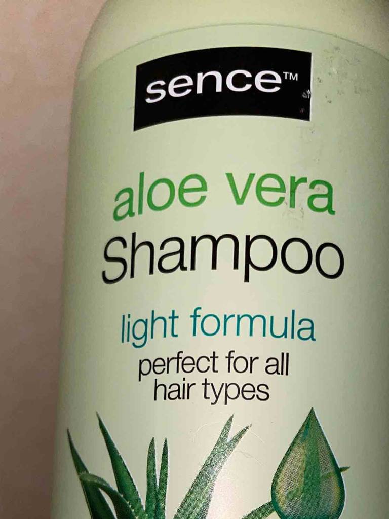 Aloe-Vera Shampoo in der Hand.