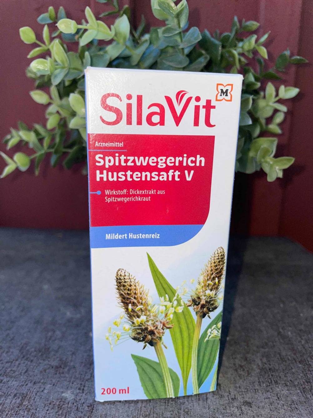Hustensaft- Verpackung aufrecht stehend.