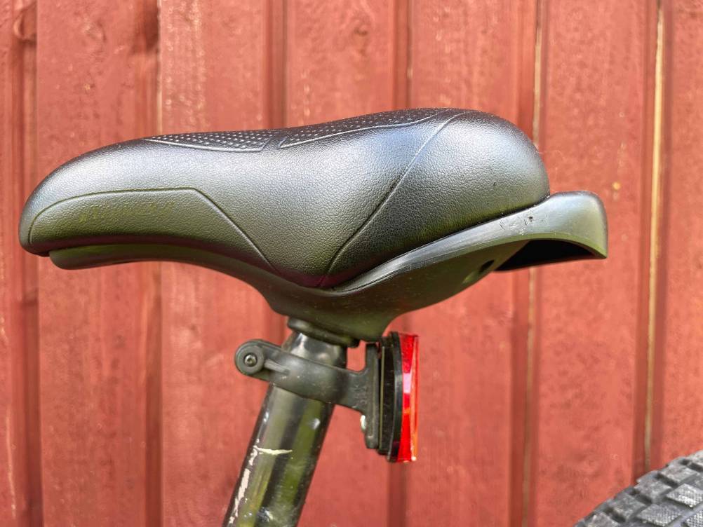 Sattel von Fahrrad zu sehen.