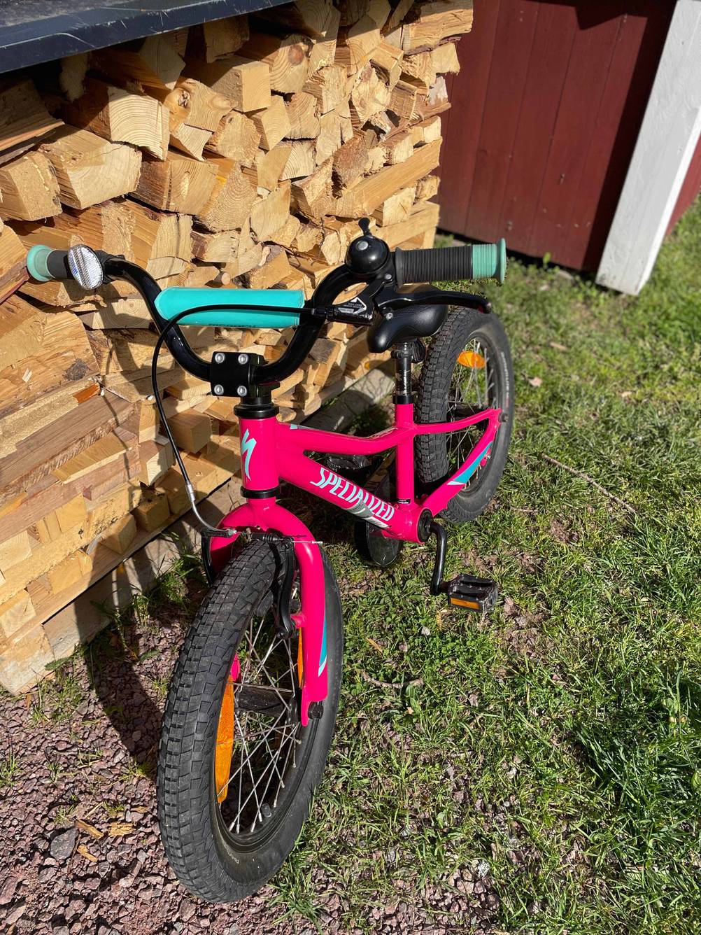 Fahrrad auf einer Wiese.