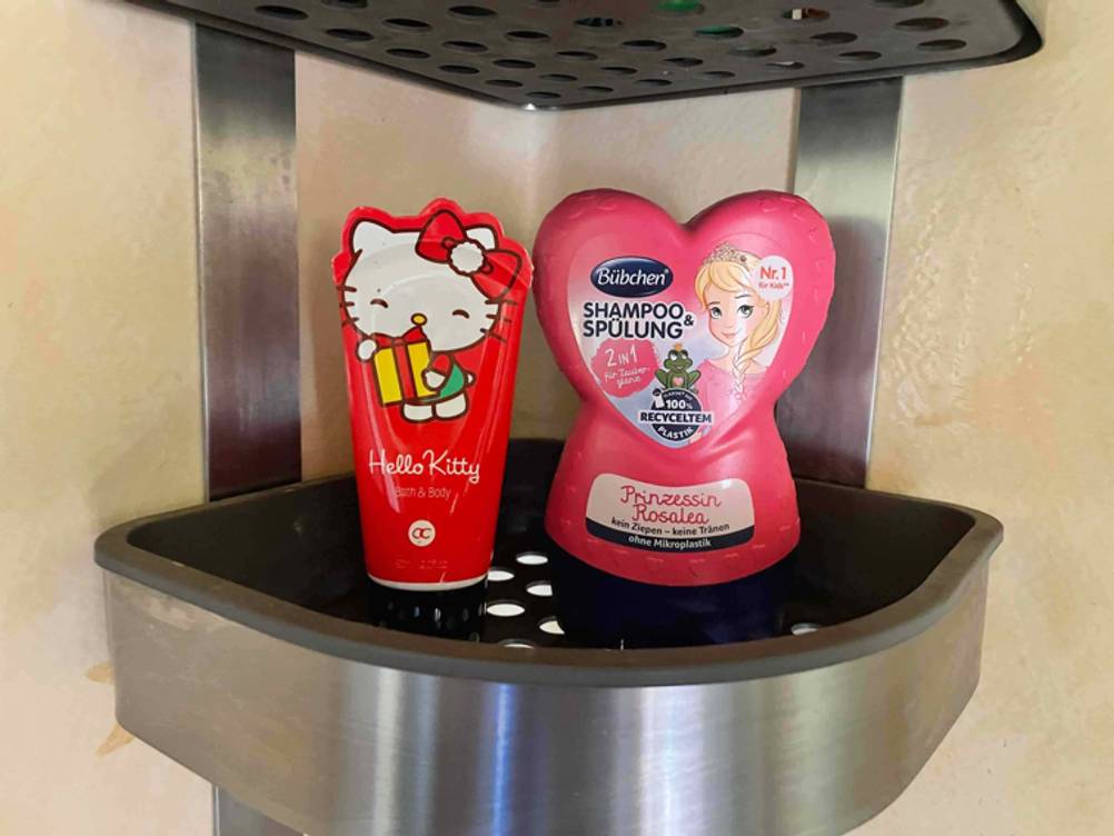 Zwei Shampoo-Flaschen in Duschregal.