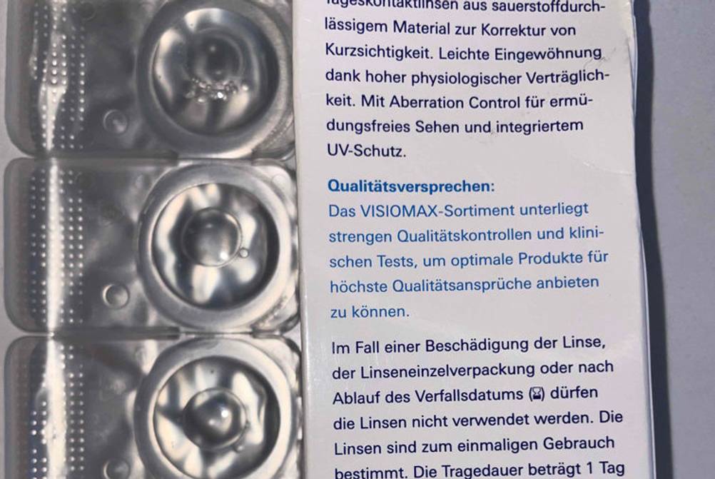 Kontaktlinsen-Test: Augenlinsen Verpackung und in Folie.
