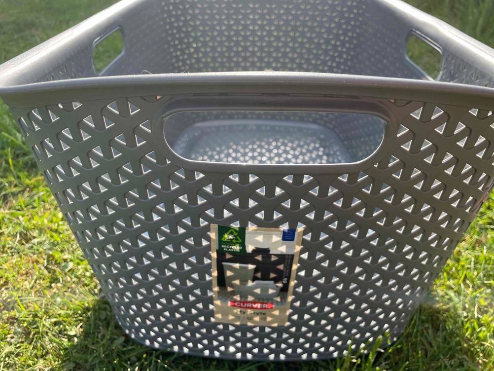 Wäschekorb-Test: ein grauer Wäschekorb von der Seite mit einem Etikett darauf.