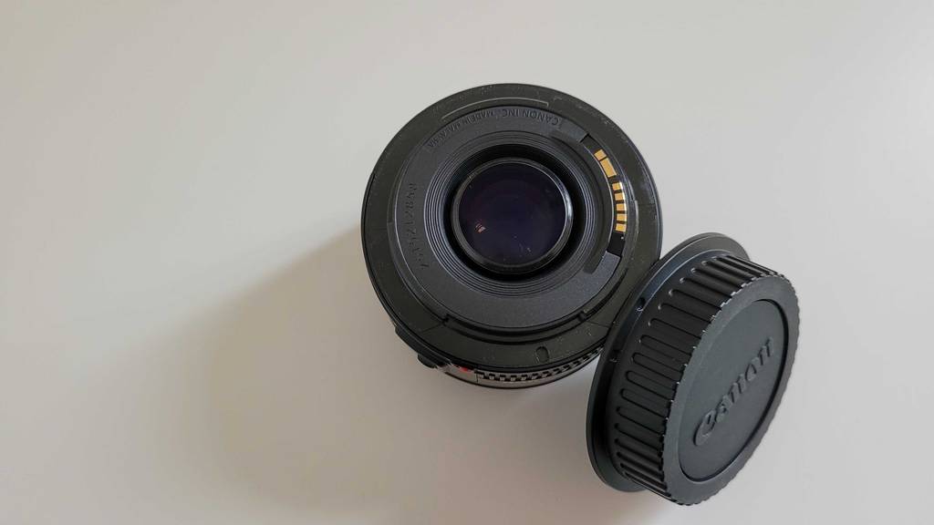 Canon-Objektive im Test: Ansicht auf den Deckel, der sich neben dem Bajonettverschluss befindet.