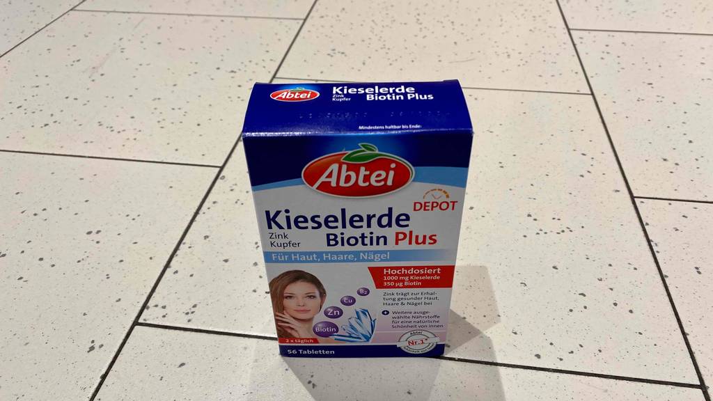 Kieselerde-Test: Kieselerde Biotin Plus von Abtei steht auf einem Boden 