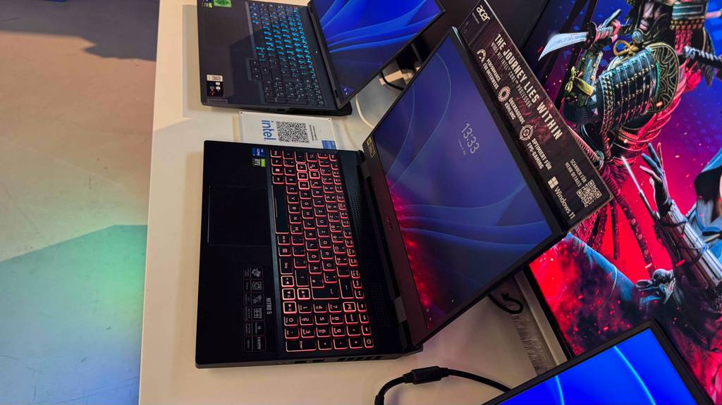 Im Test: Der Acer-Gaming-Laptop von oben betrachtet steht neben weiteren Laptops auf einem Verkaufstisch.