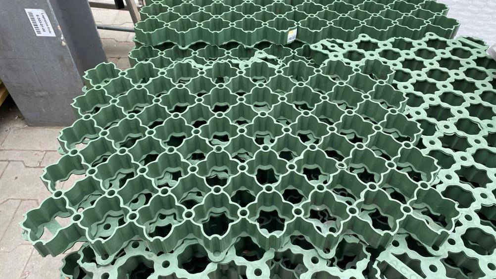 Mehrere getestete Rasengitter in Grün sind in einem Geschäft ausgestellt.