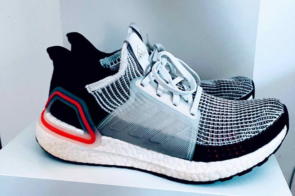 Fitnessschuh-Damen-Test: Ein Fitnessschuh für Damen steht in heller Umgebung.