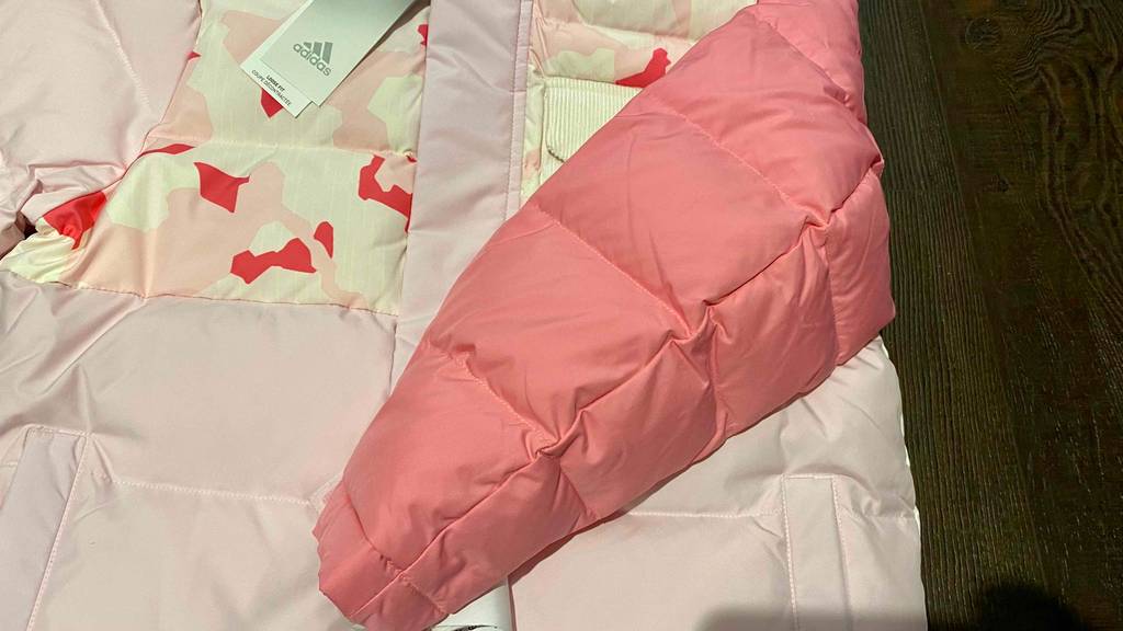 Kinder-Winterjacke-Mädchen-Test: rosa Ärmel von Winterjacke im Fokus.