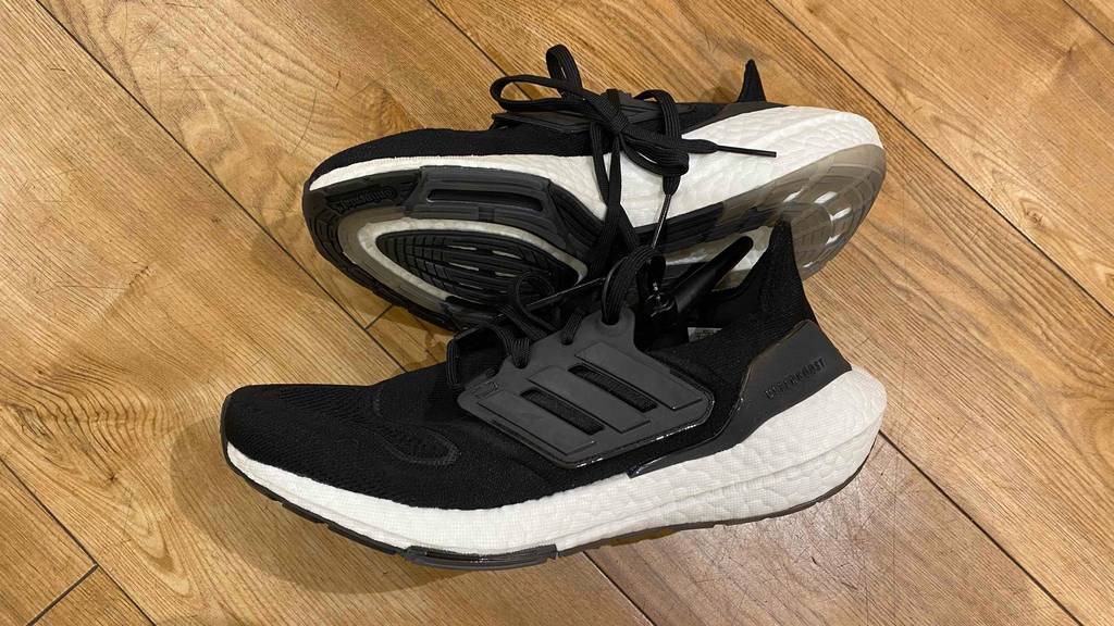 Adidas-Ultra-Boost-Test: schwarzes Paar Schuhe auf der Seite liegend mit Sohle ersichtlich.