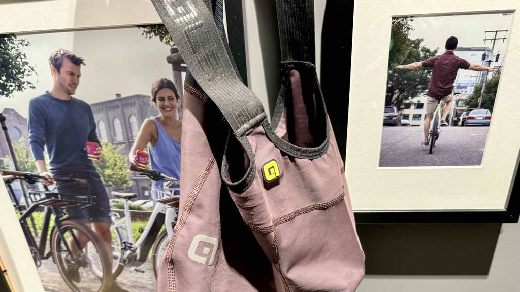 Fahrradhose-Unisex-Test: Nahaufnahme der Träger einer getesteten Fahrradhose-Unisex.