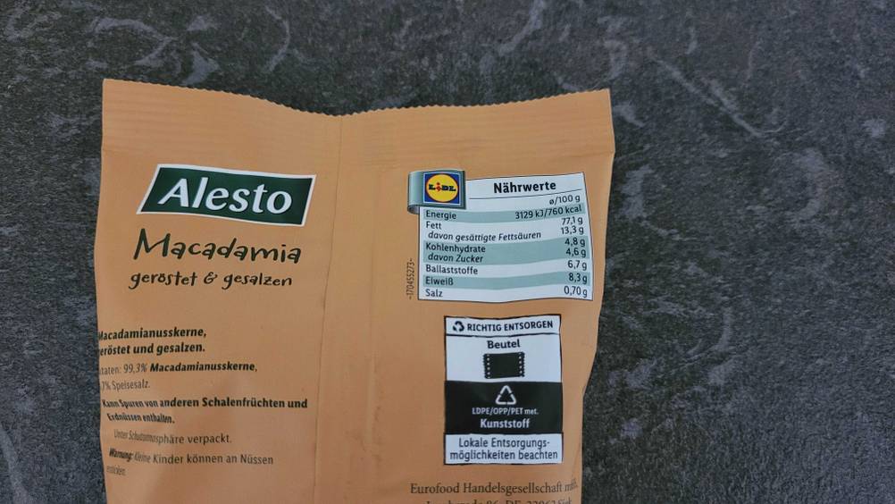 Macadamia-Nüsse getestet: Nahaufnahme der Nährwerte auf der Packung.