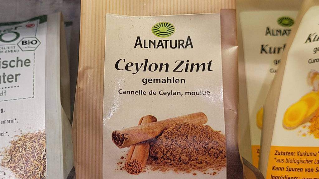 Ceylon-Zimt im Test: eine Packung mit gemahlenem Zimt zwischen anderen Gewürzpackungen.