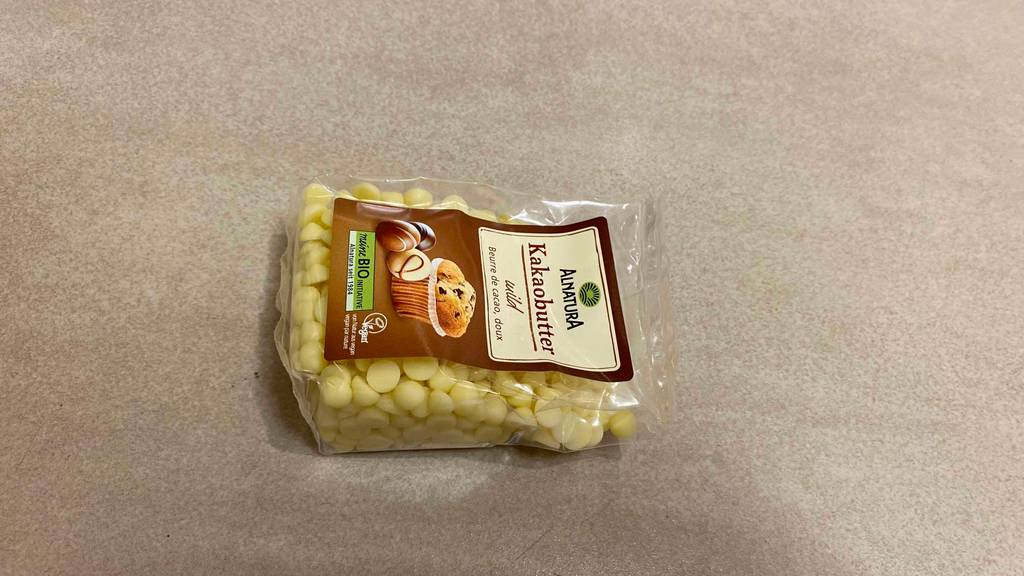 Kakaobutter-Test: Kakaobutter von Alnatura mit Bio-Qualität liegend.