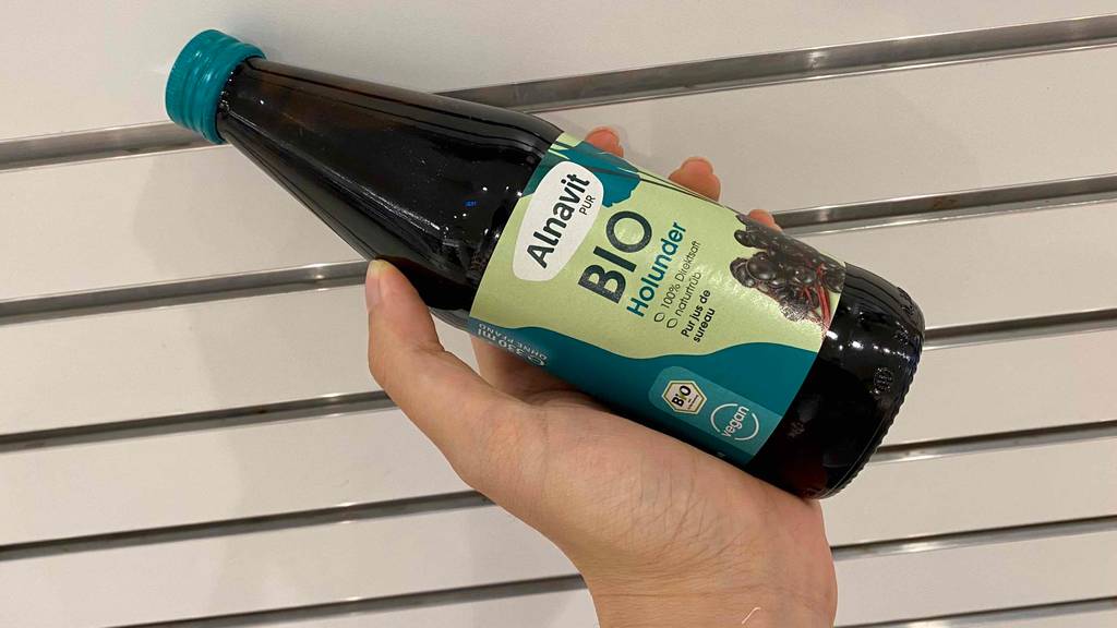 Holundersaft getestet: Flasche liegend in einer Hand.