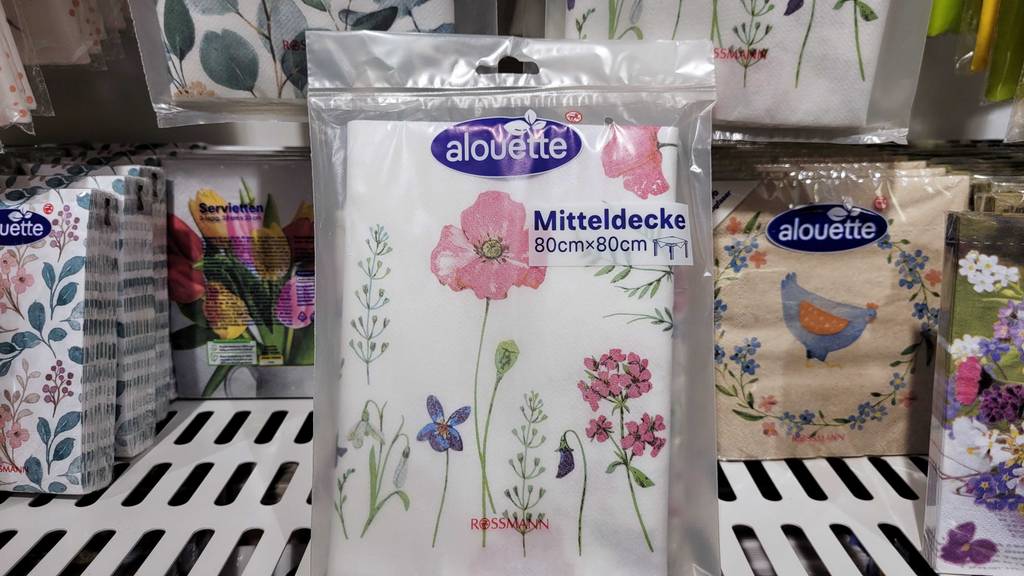 Eine verpackte, getestete Papiertischdecke steht vor Servietten.