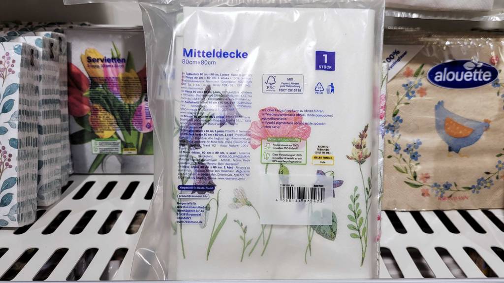 Rückseite der Verpackung der getesteten Papiertischdecke, die in einem Regal steht.
