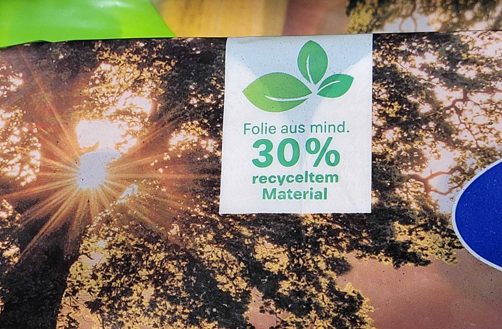 Test: Nahaufnahme der Verpackung worauf ersichtlich ist, dass die Folie der Verpackung aus mindestens 30 % recyceltem Material besteht.