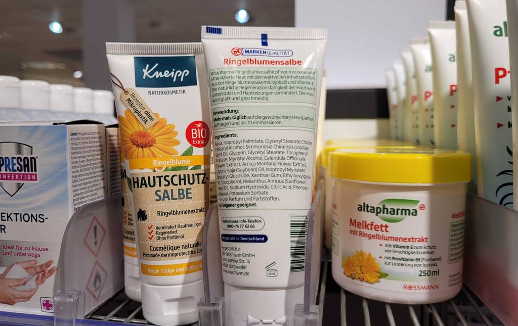 Ringelblumensalbe getestet: Rückseite der Tube einer Ringelblumensalbe in einem Regal stehend.