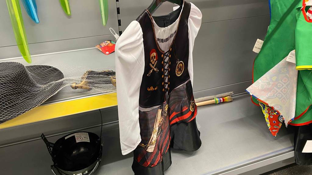 Ein getestetes Piratenkostüm für Kinder hängt in einem Verkaufsregal.