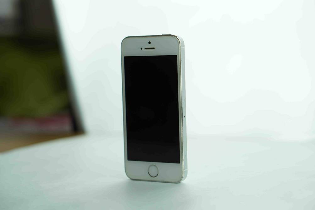 Auf einer hellen Oberfläche steht ein getestetes Smartphone bis 200 Euro