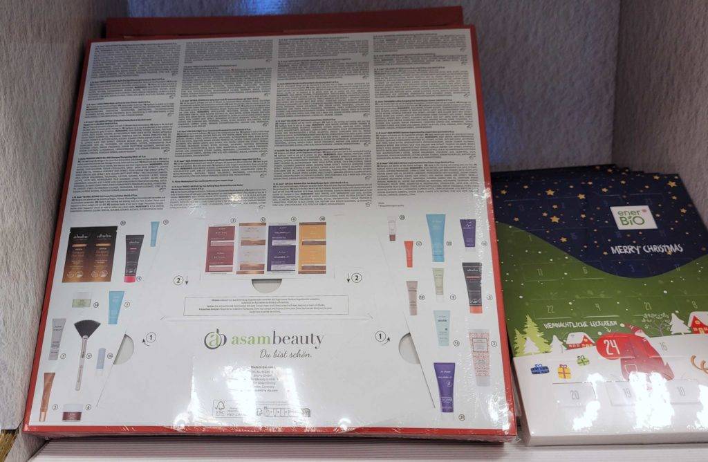 Adventskalender-beauty getestet: Rückseite von Adventskalender mit Fotos darauf, welche Produkte sich darin befinden.