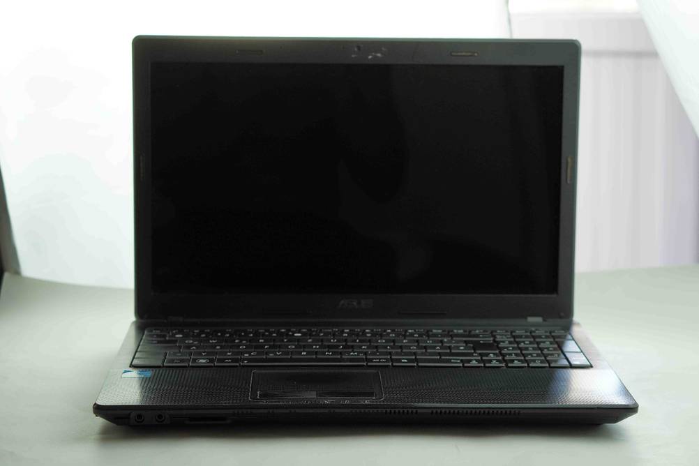 Asus-Laptop im Test: ein aufgeklappter Asus-Laptop im ausgeschaltetem Zustand.