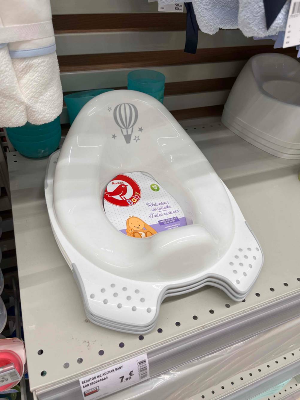 Toilettensitz für Kinder im Test: ein Toilettensitz für Kinder in Weiß steht in einem Regal.