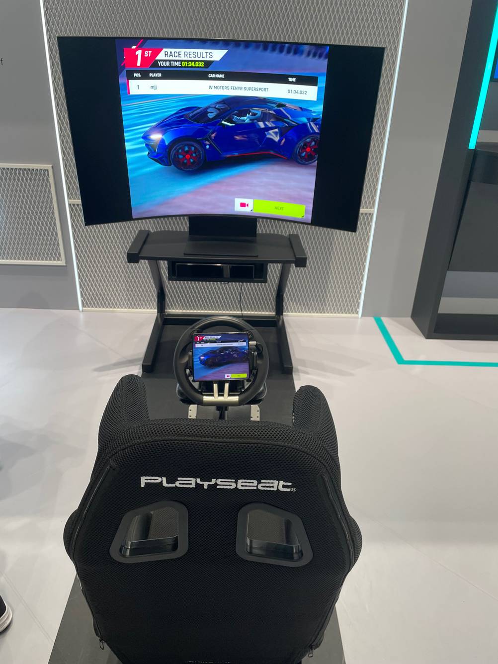PC-Lenkrad im Test: Ein Spielaufbau mit Bildschirm, PC-Lenkrad und Sessel