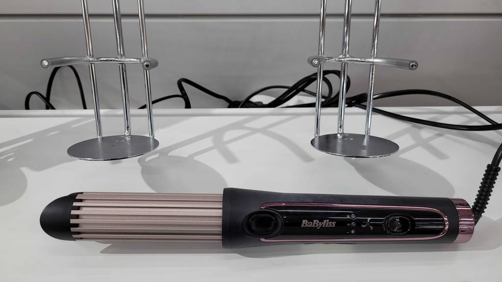 Babyliss-Curler im Test: Der Babyliss-Curler liegt in dem Regal, vor der Halterung in welchem sich dieser als Ausstellung befindet.