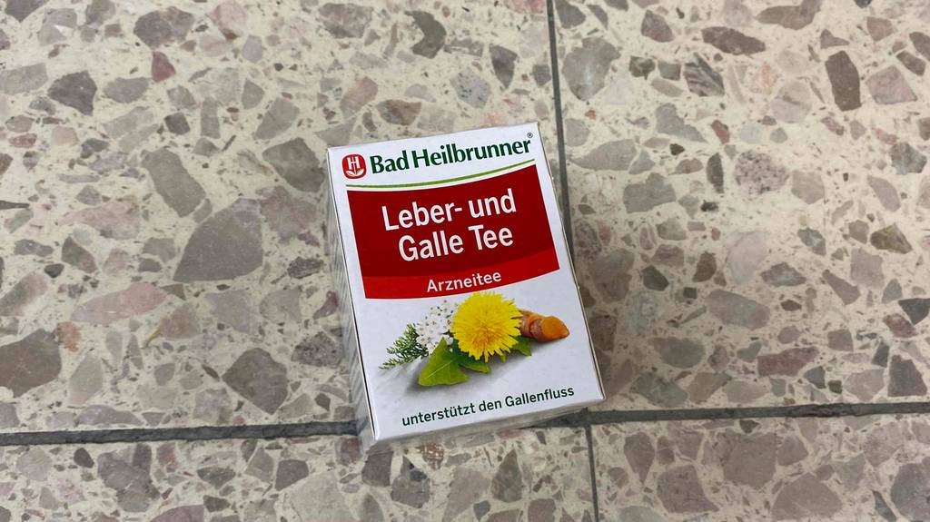 Lebertee im Test: Lebertee in der Verpackung liegend auf einem Boden