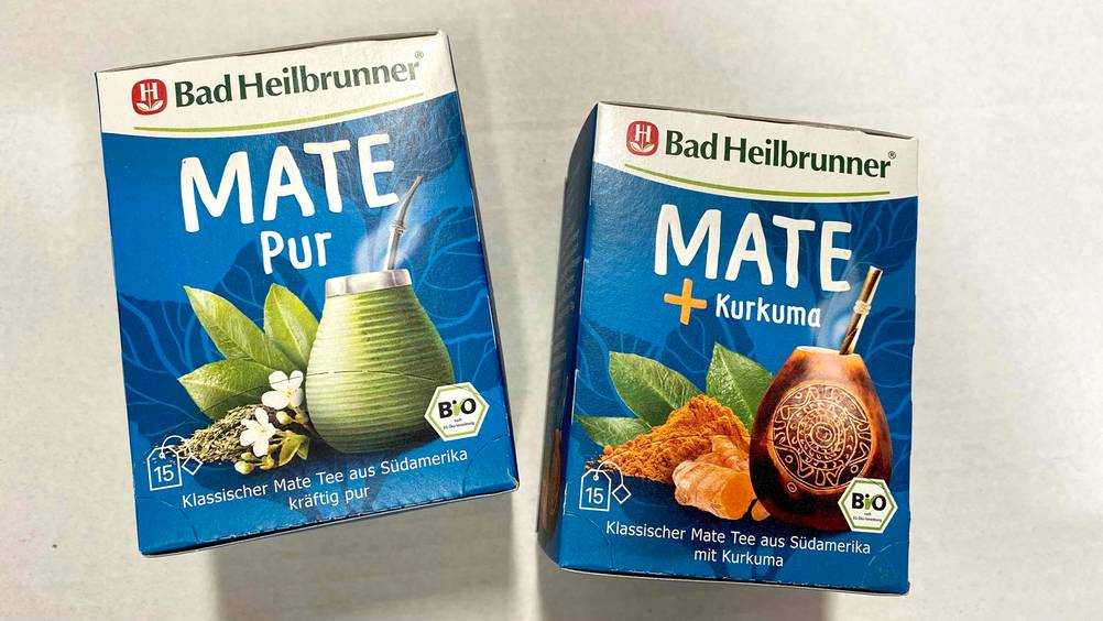 Mate-Tee im Test: Zwei verschiedene Tees von der Vorderseite liegend au einer Oberfläche.