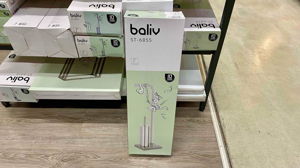 Eine Packung getesteter WC-Garnitur lehnt an einem Regal.